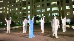 Video: Cẩm Vân, Tóc Tiên, Quốc Đại… 'tiếp sức' bệnh nhân COVID-19 ở Bệnh viện dã chiến số 11