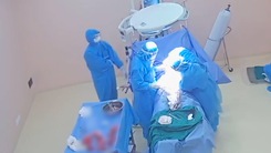 Video: Hình ảnh truyền từ phòng mổ sản phụ mắc COVID-19, bé trai hơn 3kg chào đời
