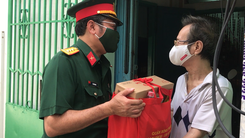 Video: Bộ Tư lệnh TP.HCM đến từng nhà trao quà cho người dân và sinh viên gặp khó khăn
