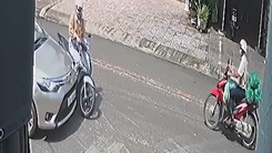 Video: Cô gái lao từ ngã ba, tông vào ôtô bị thương nặng
