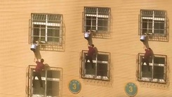 Video: Lại thót tim với cảnh trẻ em kẹt đầu vào song sắt cửa sổ, treo lơ lửng ở tầng 4 chung cư
