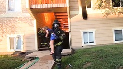 Video: Lính cứu hỏa lao vào lửa cứu người trong ngôi nhà bị cháy ngùn ngụt