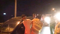 Video: Cảnh sát giao thông ‘đón lỏng’ trên cao tốc, khống chế người đàn ông trốn khỏi khu cách ly
