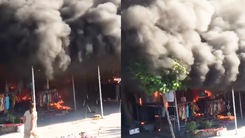 Video: Khói đen cuồn cuộn từ đám cháy thiêu rụi tài sản của 2 hộ kinh doanh ở Hải Dương