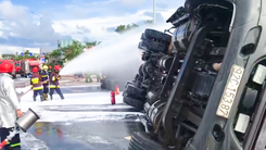 Video: Xe bồn chở 20 tấn gas bị lật ngửa khi ôm cua lên cầu vượt ở Đà Nẵng