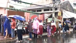 Video: Người dân TP.HCM đội mưa xếp hàng chờ tiêm vắc xin nhưng phải ra về vì... không có giấy mời