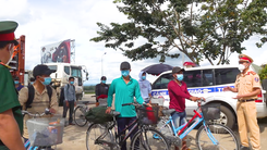 Video: 12 ngư dân đạp xe hơn 1.000km từ Nam Định về quê vẫn đang kẹt ở Đắk Nông