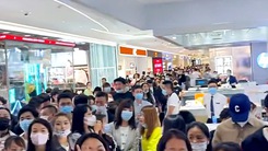 Video: Hỗn loạn tại trung tâm thương mại ngày mở bán iPhone 13 ở Trung Quốc