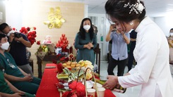Video: Cưới online tại bệnh viện dã chiến, cô dâu chống dịch ở TP.HCM, chú rể ở Hà Nội
