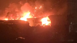 Video: Cháy kèm theo hàng loạt tiếng nổ lớn tại một xưởng cồn ở Hà Nội