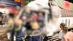Video: Cảnh sát giải cứu tài xế kẹt trong cabin xe tải sau tai nạn
