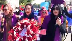 Video: Phụ nữ Afghanistan mang hoa đi biểu tình, yêu cầu được tham gia chính quyền