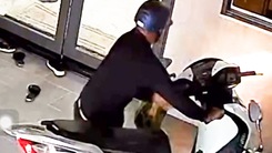 Video: Thanh niên trộm xe SH hoảng hốt tháo chạy khi bị chủ nhà phát hiện ở Hóc Môn
