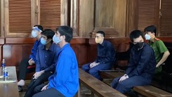 Video: 6 người tạt sơn, mắm tôm quán phở Hòa lãnh tổng cộng 18 năm 6 tháng tù