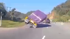 Video: Chiếc xe tải chở đầy hàng đổ xuống đường rồi trượt dài khi đang leo dốc