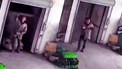 Video: Thang máy bất ngờ 'rơi tự do', người đàn ông thoát nạn trong gang tấc