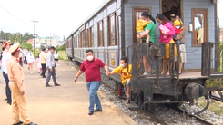 Video: Nhiều du khách trải nghiệm chuyến tàu cổ ở ga Đà Lạt trong ngày đầu năm