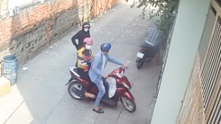 Video: Băng nhóm 4 người đi trộm cắp, còn chở theo trẻ em