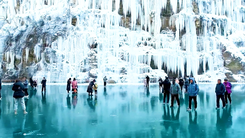 Video: Cận cảnh những thác nước đóng băng thu hút hàng triệu du khách