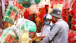 Video: Chợ Tài lộc ở TP.HCM nhộn nhịp từ sáng tới khuya, hổ giấy bán chạy