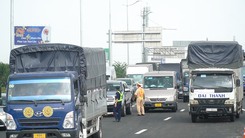 Video: Cao tốc Trung Lương - Mỹ Thuận bị ùn ứ do nhiều tài xế chưa quen đường
