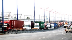 Video: Container 'chôn chân' 4 tiếng trên xa lộ Hà Nội
