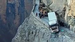 Video: Thót tim cảnh xe tải lơ lửng ở mép vực sâu