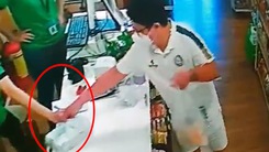 Video: Truy tìm người đàn ông ‘cầm nhầm’ gần 20 triệu đồng ở siêu thị, sinh viên thu ngân khóc ròng