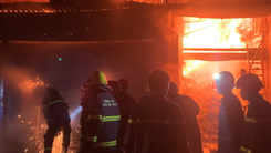 Video: Cháy lớn kho giấy rộng hàng trăm mét vuông ở Hóc Môn