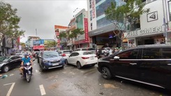 Video: Hàng ngàn ô tô nằm la liệt trên đường Đà Nẵng sau đêm lũ kinh hoàng