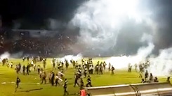 Video: Bạo loạn khủng khiếp tại Giải vô địch Indonesia làm 127 người thiệt mạng