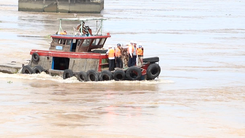 Video: Tìm kiếm công nhân rơi sông mất tích khi đang làm việc tại dự án cầu Mỹ Thuận 2