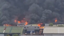Video: Cháy nhà xưởng gần chợ ở quận Hà Đông, một người tử vong