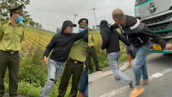 Video: Người đàn ông xông vào đánh tài xế trước mặt nhiều kiểm lâm Nghệ An khi đang kiểm tra xe tải
