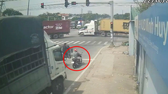 Video: Xe tải nghi vượt đèn đỏ, tông chết người phụ nữ mang thai