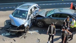 Video: Nữ tài xế lái ô tô bỏ chạy, tông hai xe khác khi bị cảnh sát truy đuổi