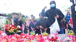 Video: Cổ động viên cầu nguyện cho các nạn nhân vụ giẫm đạp ở Indonesia làm 125 người chết