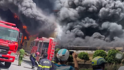 Video: Cháy kho mực in tại Hải Phòng, cột khói đen bốc cao cả trăm mét