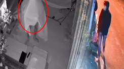 Video: Trộm ngụy trang như bóng ma để 'qua mặt' camera, lấy nhiều tài sản