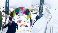 Video: Khoảnh khắc lở tuyết vùi lấp 30 ngôi lều của các nhà leo núi ở Nepal