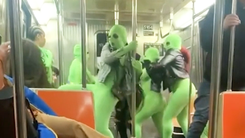 Video: Kỳ lạ nhóm phụ nữ mặc đồ xanh xông vào cướp điện thoại và túi xách của hai cô gái