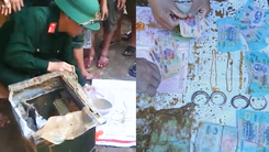 Video: Bộ đội dọn bùn sau lũ quét tìm thấy két sắt chứa tiền, vàng và sổ đỏ