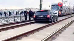 Video: Tránh đoạn kẹt xe, ô tô sang mắc kẹt giữa đường ray phải gọi cứu hộ