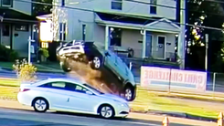 Video: Tai nạn hi hữu, ô tô bay qua ô tô khác 'như đang quay phim hành động'
