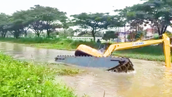 Video: Khoảnh khắc dòng nước chảy mạnh làm máy đào bị lật, chìm xuống sông