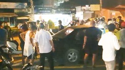 Video: Tài xế lái xe biển xanh ở Phú Quốc tông một học sinh tử vong, bỏ chạy bị người dân truy đuổi