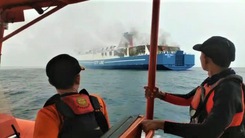 Video: Cháy phà ở eo biển Bali, đã cứu được hơn 250 hành khách, đang tìm kiếm người mất tích