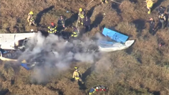Video: Máy bay phát nổ giữa không trung, rơi xuống đất, 4 người chết