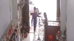 Video: Trích xuất camera tên cướp lấy cát ném vào mặt người bán vàng để cướp dây chuyền