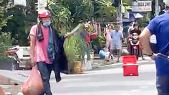 Video: Khống chế đối tượng ‘ngáo đá’ cầm dao dọa chém người đi đường